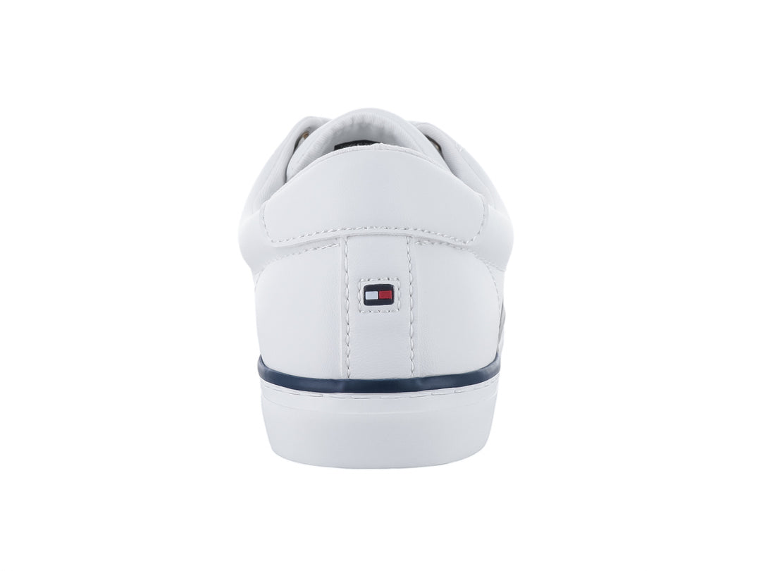 Tenis blancos Tommy Hilfiger con detalles en azul marino y texto Hilfiger 85 en el lateral.