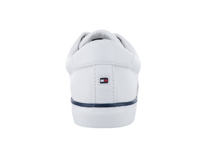 Tenis blancos Tommy Hilfiger con detalles en azul marino y texto Hilfiger 85 en el lateral.