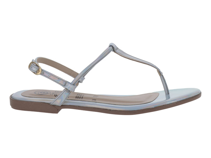 Sandalia plana color plata con correas delgadas y hebilla ajustable para mujer.
