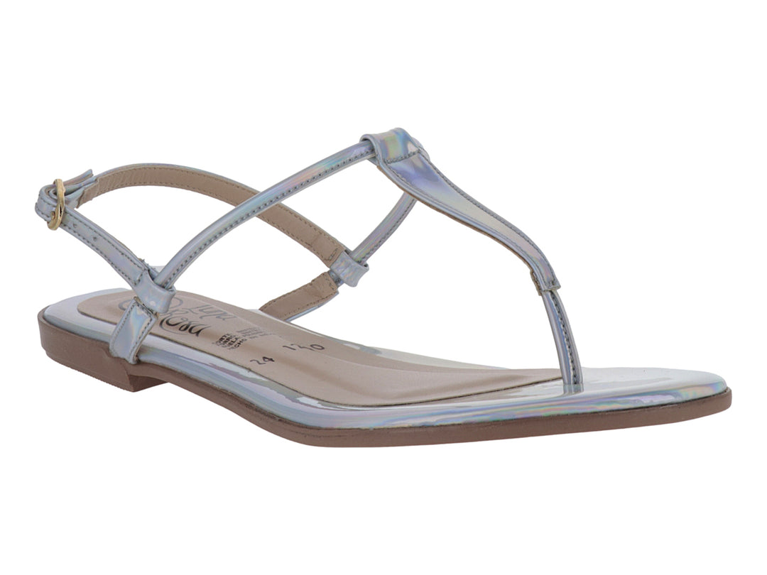 Sandalia plana color plata con correas delgadas y hebilla ajustable para mujer.