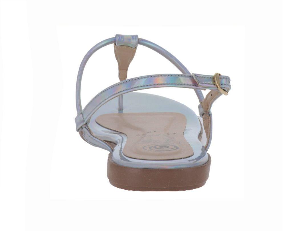 Sandalia plana color plata con correas delgadas y hebilla ajustable para mujer.