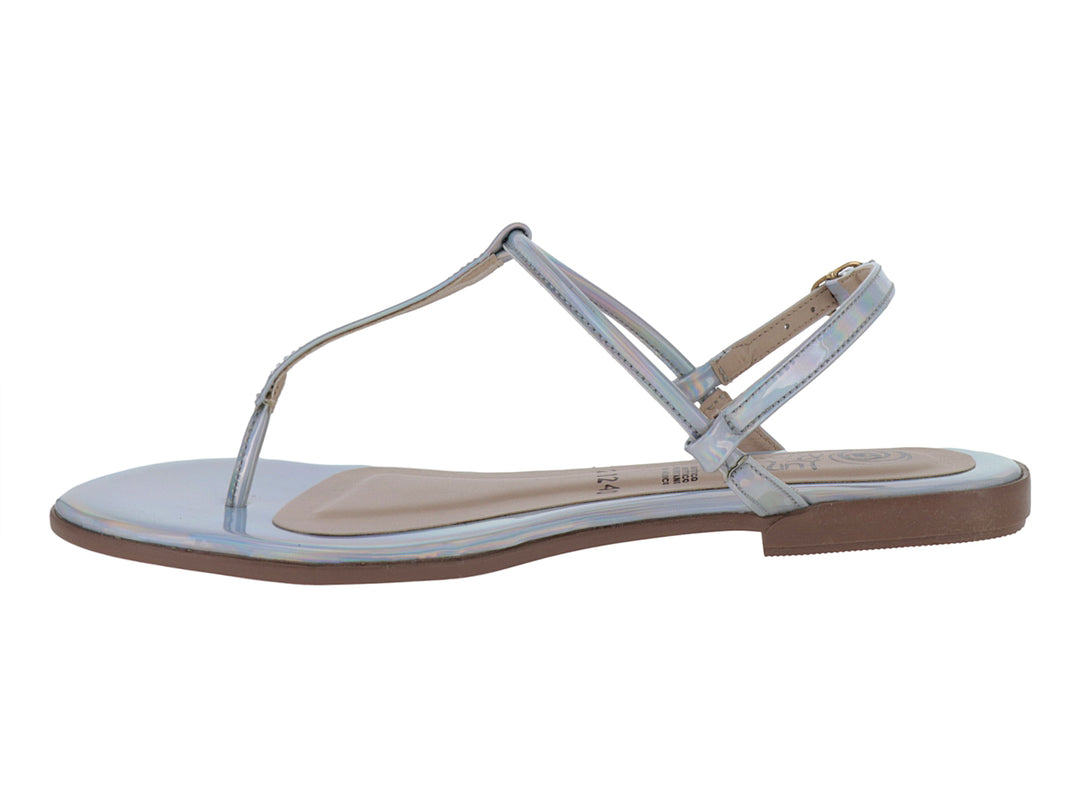 Sandalia plana color plata con correas delgadas y hebilla ajustable para mujer.