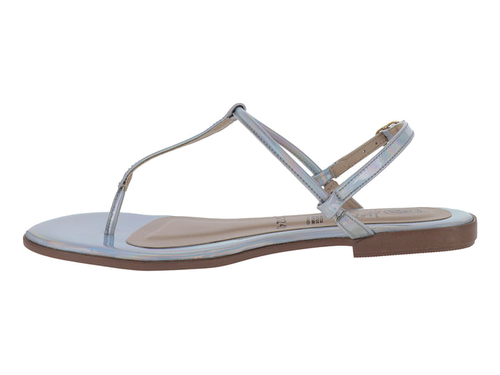 Sandalia plana color plata con correas delgadas y hebilla ajustable para mujer.