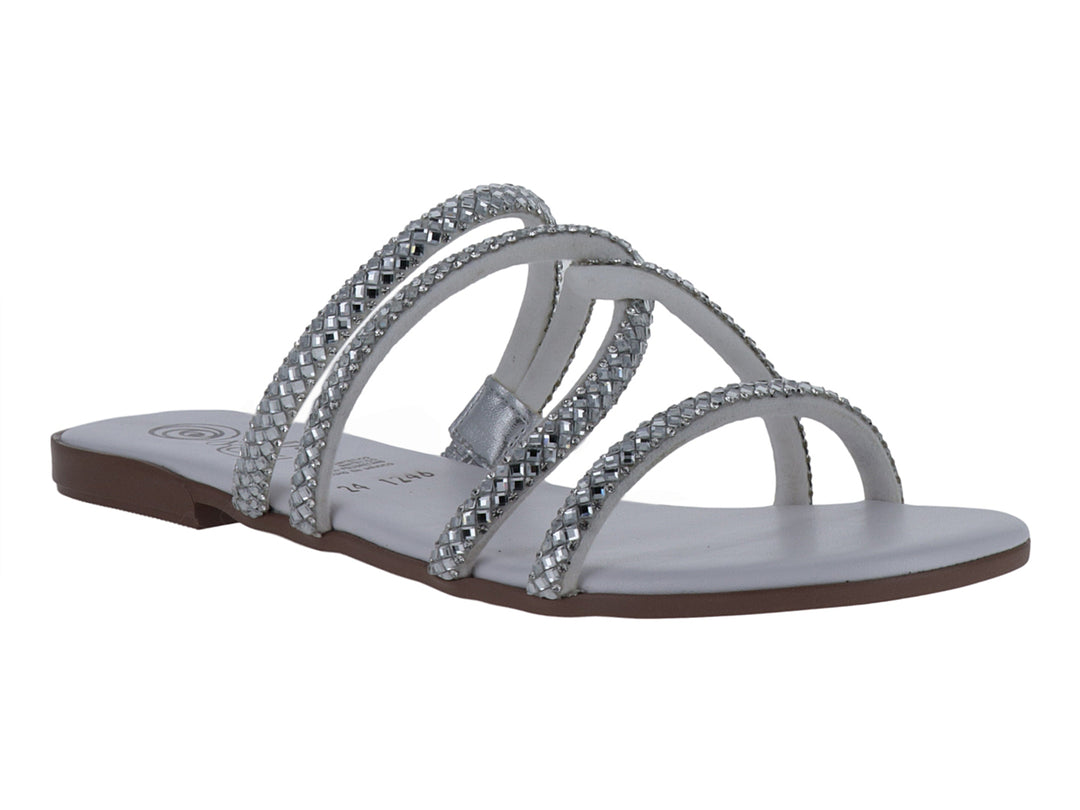 Sandalia blanca y plata con tiras brillantes y suela plana.