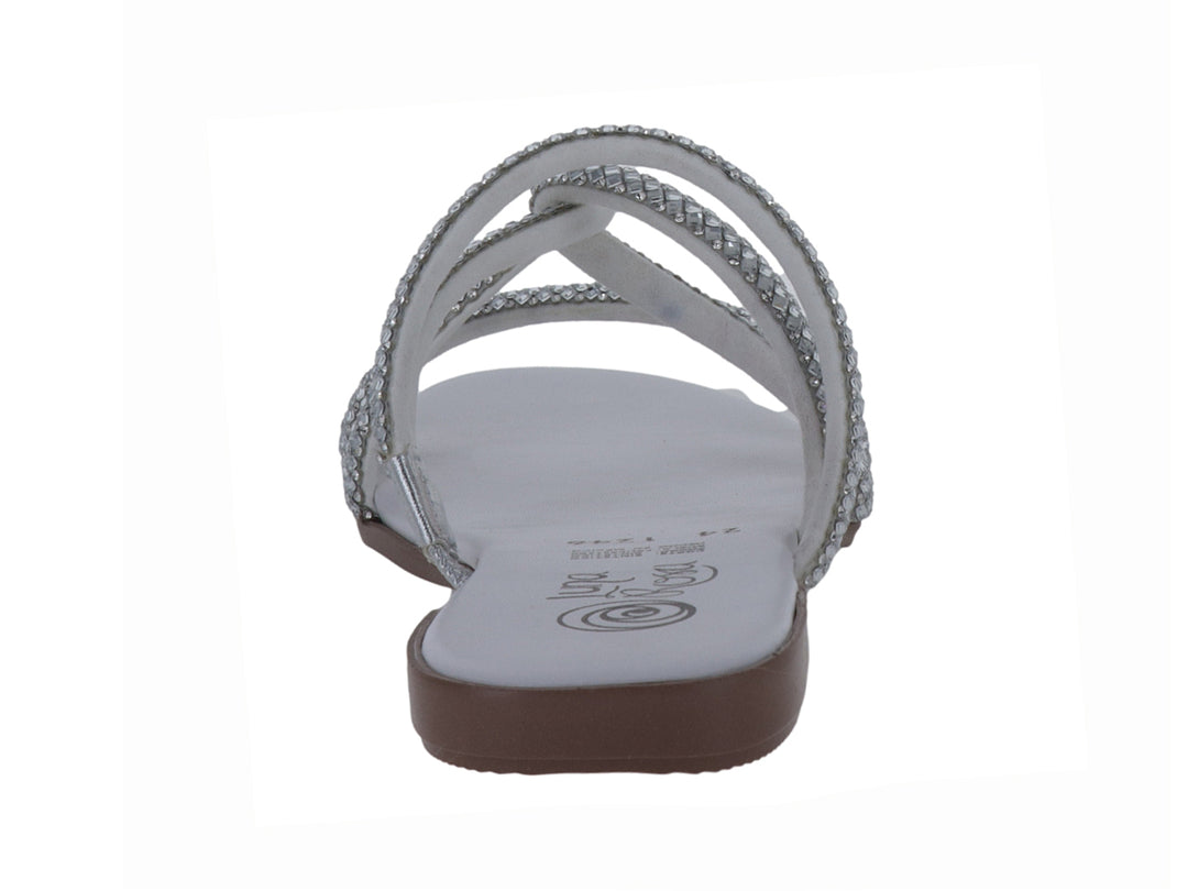 Sandalia blanca y plata con tiras brillantes y suela plana.
