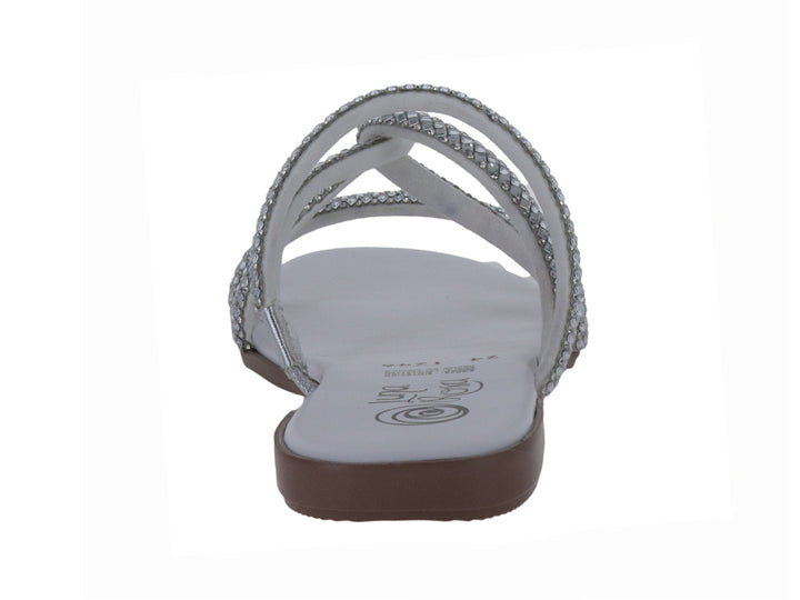 Sandalia blanca y plata con tiras brillantes y suela plana.