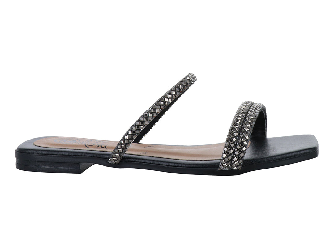 Sandalia plana color negro para mujer con tiras decoradas con pedrería plateada brillante.