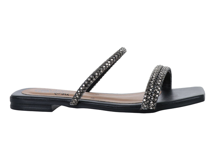 Sandalia plana color negro para mujer con tiras decoradas con pedrería plateada brillante.