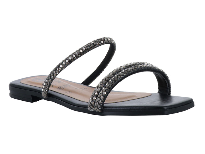 Sandalia plana color negro para mujer con tiras decoradas con pedrería plateada brillante.