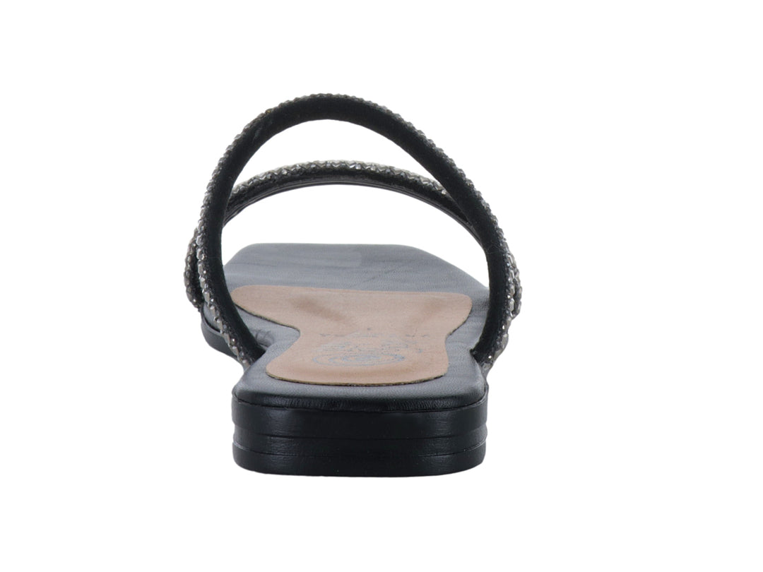 Sandalia plana color negro para mujer con tiras decoradas con pedrería plateada brillante.