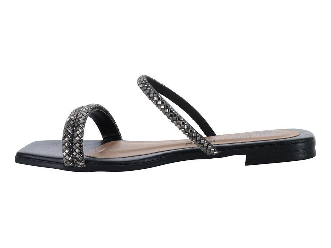 Sandalia plana color negro para mujer con tiras decoradas con pedrería plateada brillante.