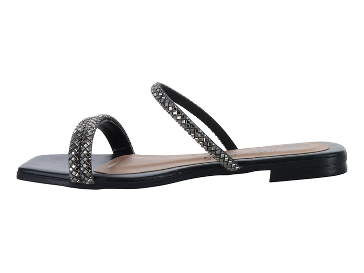 Sandalia plana color negro para mujer con tiras decoradas con pedrería plateada brillante.