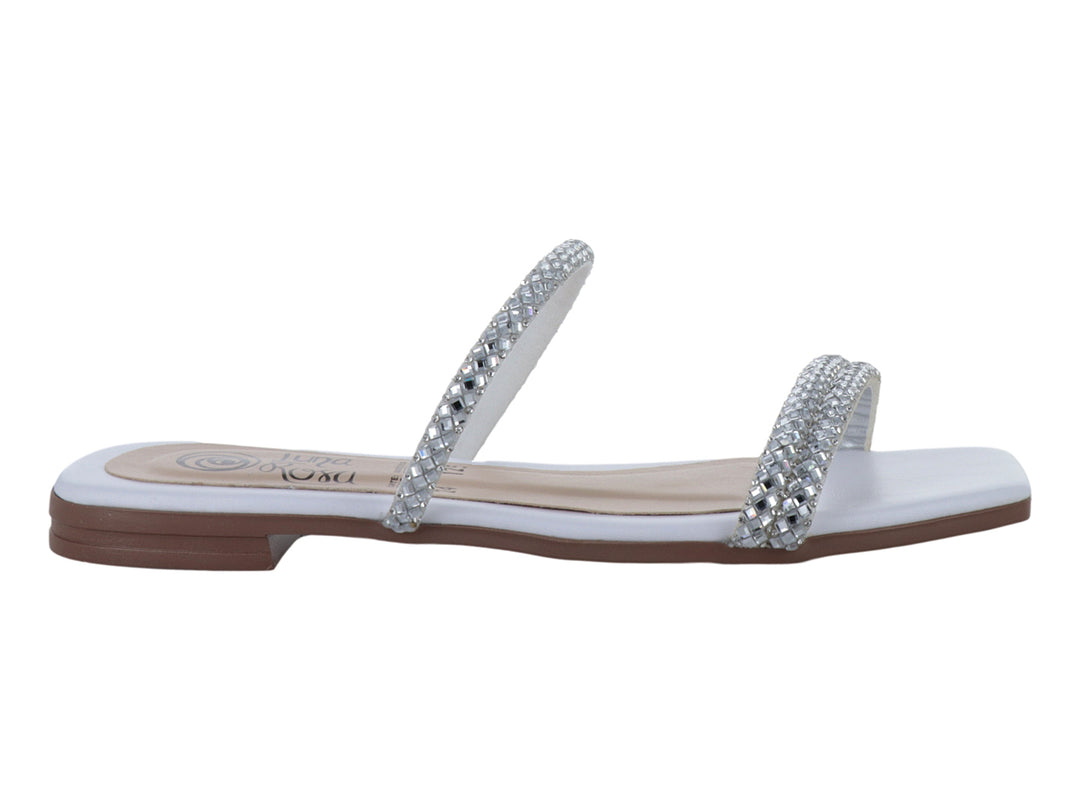 Sandalia blanca para mujer con tiras decoradas con pedrería brillante y suela plana color café.