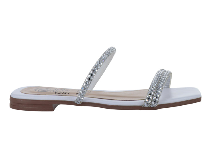 Sandalia blanca para mujer con tiras decoradas con pedrería brillante y suela plana color café.