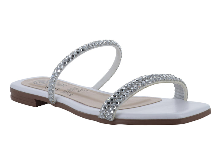 Sandalia blanca para mujer con tiras decoradas con pedrería brillante y suela plana color café.