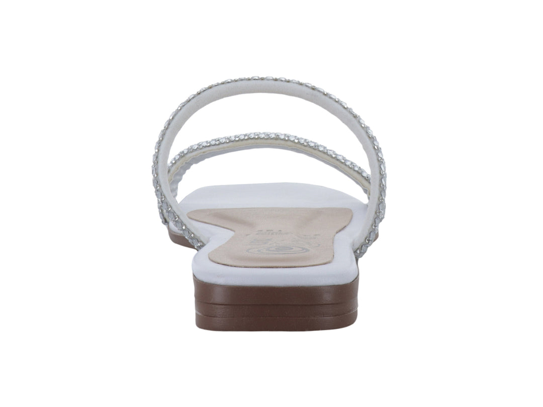Sandalia blanca para mujer con tiras decoradas con pedrería brillante y suela plana color café.
