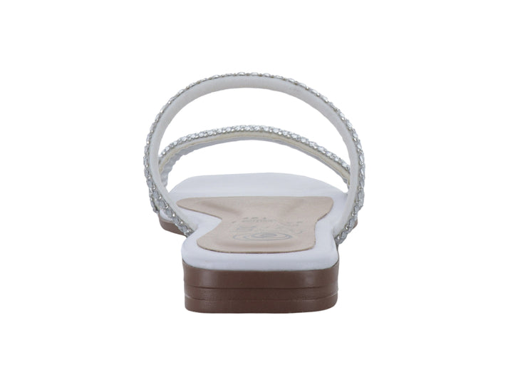 Sandalia blanca para mujer con tiras decoradas con pedrería brillante y suela plana color café.