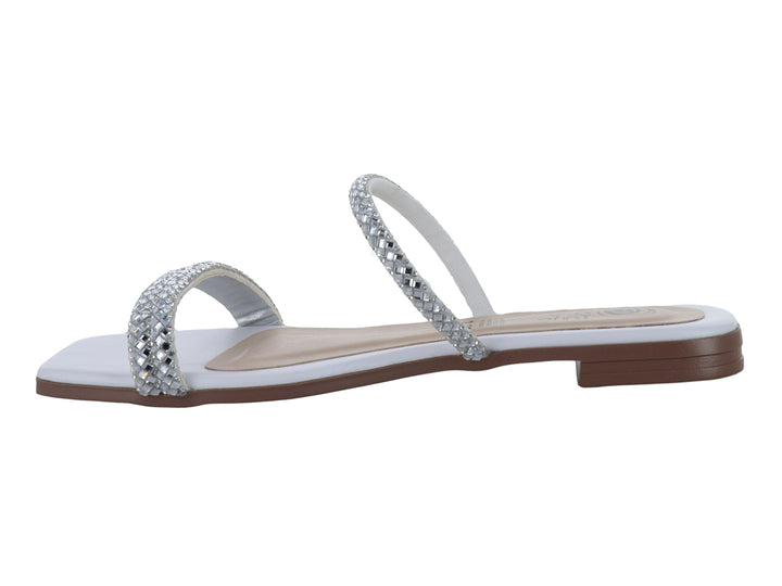 Sandalia blanca para mujer con tiras decoradas con pedrería brillante y suela plana color café.