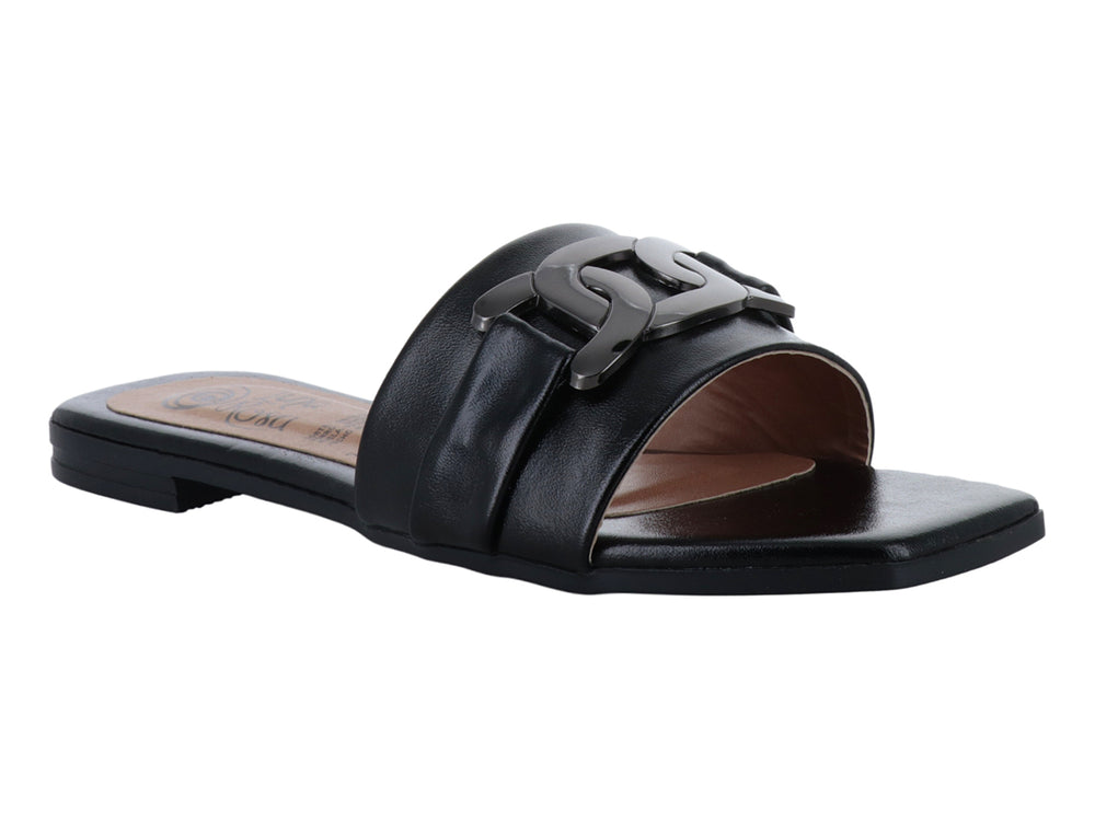Sandalia negra para mujer con hebilla decorativa y suela plana.
