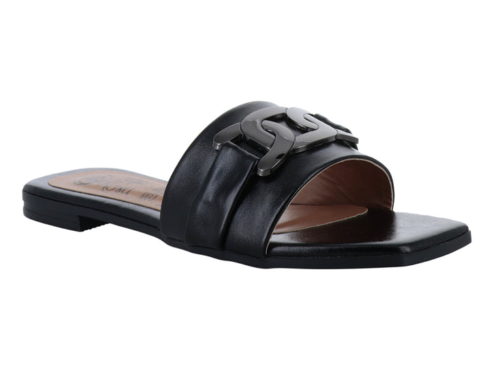 Sandalia negra para mujer con hebilla decorativa y suela plana.