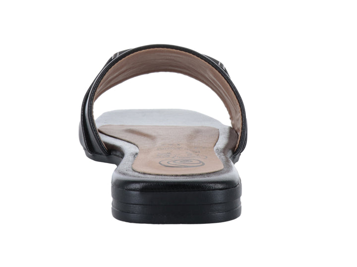 Sandalia negra para mujer con hebilla decorativa y suela plana.