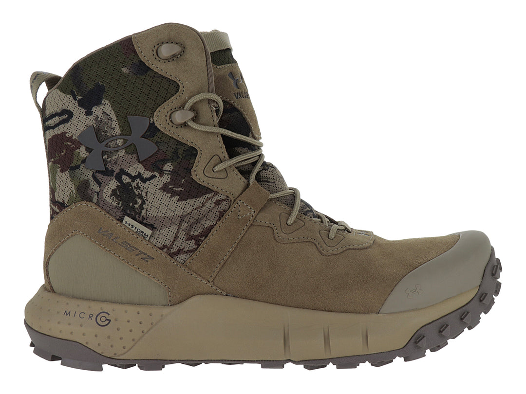 Bota Under Armour de caña alta con diseño de camuflaje y color beige.