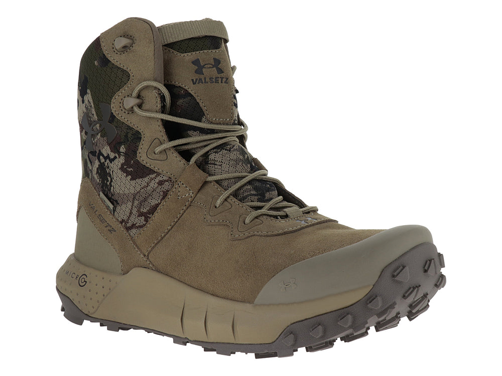 Bota Under Armour de caña alta con diseño de camuflaje y color beige.