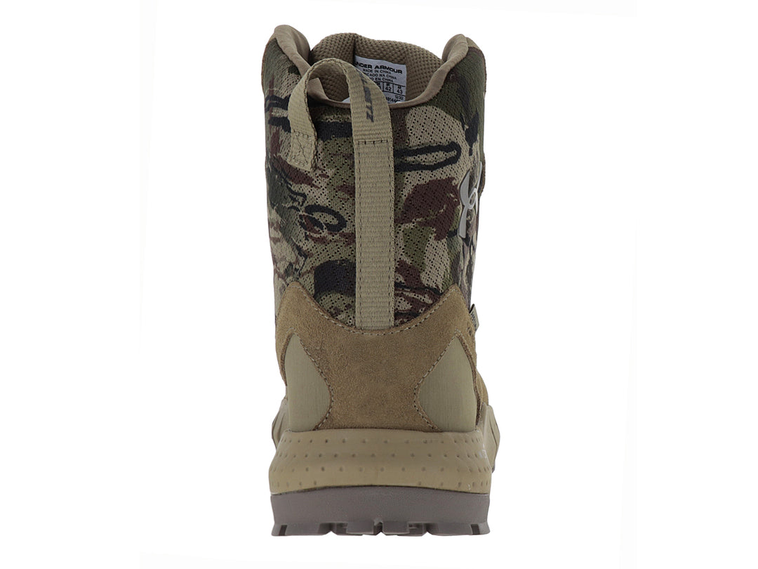 Bota Under Armour de caña alta con diseño de camuflaje y color beige.