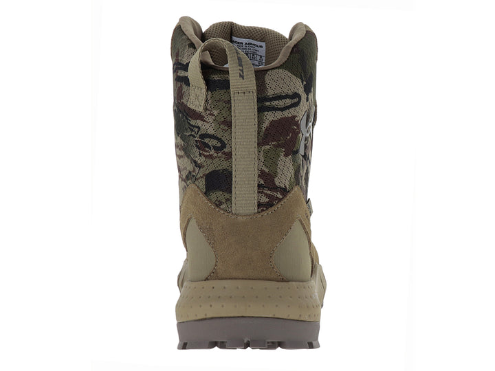 Bota Under Armour de caña alta con diseño de camuflaje y color beige.