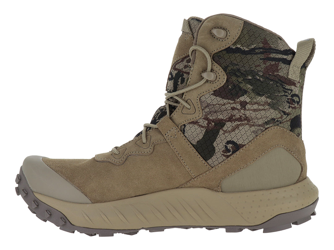 Bota Under Armour de caña alta con diseño de camuflaje y color beige.
