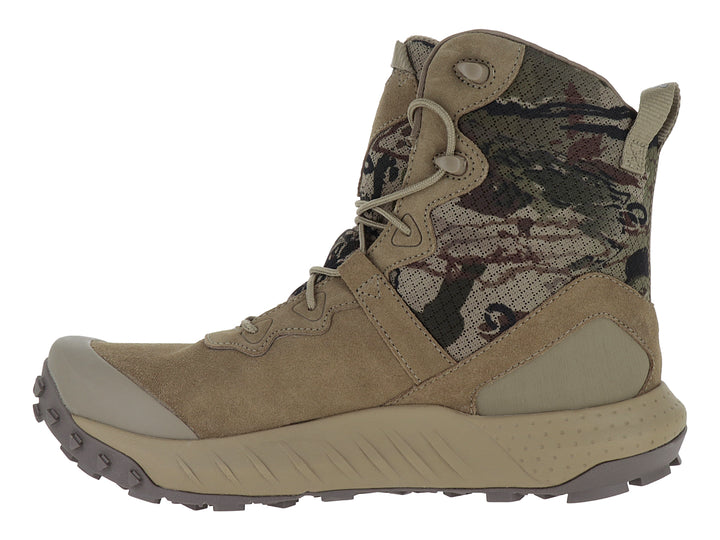 Bota Under Armour de caña alta con diseño de camuflaje y color beige.