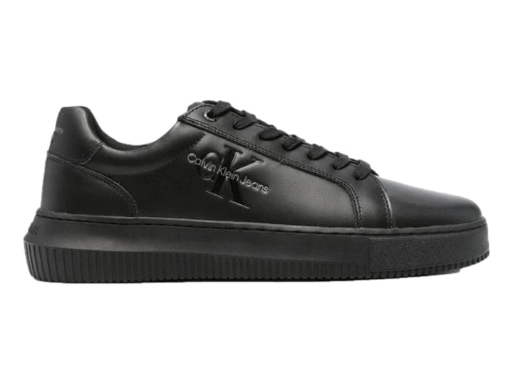 Tenis negros de cuero marca Calvin Klein con suela chunky y agujetas negras.