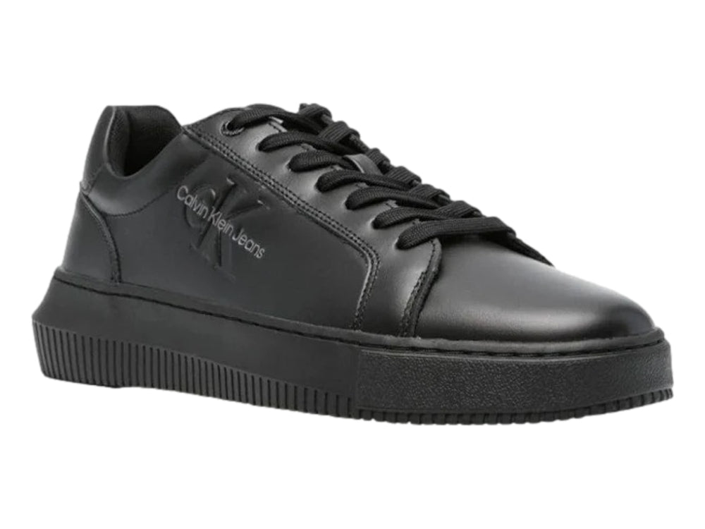 Tenis negros de cuero marca Calvin Klein con suela chunky y agujetas negras.