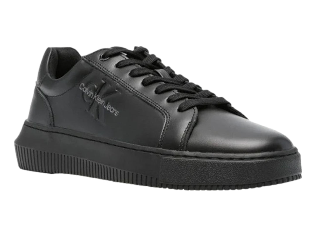 Tenis negros de cuero marca Calvin Klein con suela chunky y agujetas negras.