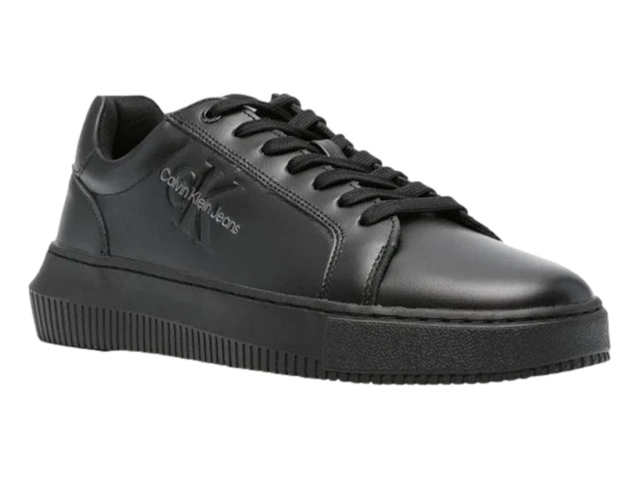 Tenis negros de cuero marca Calvin Klein con suela chunky y agujetas negras.