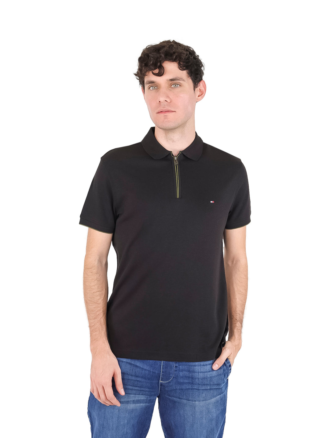 Hombre vistiendo una playera polo negra de manga corta con cierre frontal y cuello.
