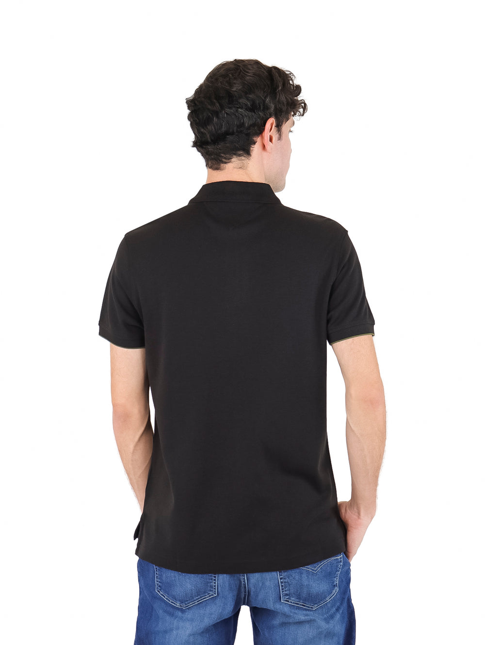 Hombre vistiendo una playera polo negra de manga corta con cierre frontal y cuello.
