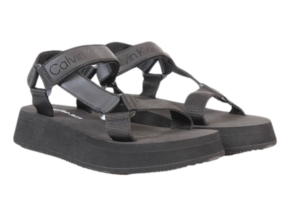 Sandalia de plataforma color negro con correas de velcro y suela gruesa.