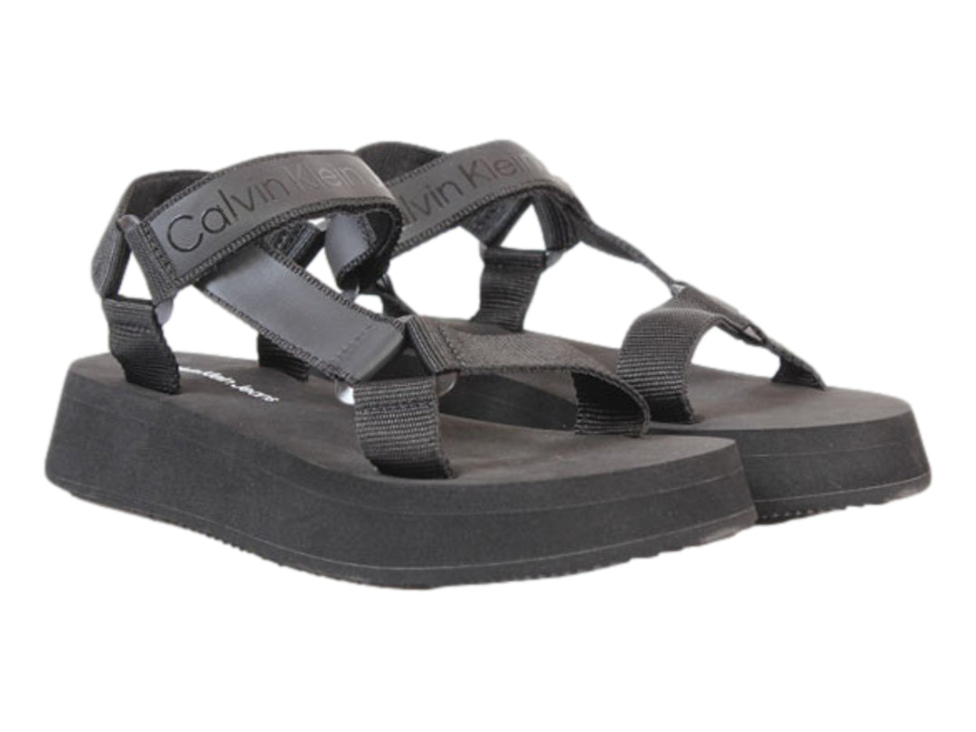 Sandalia de plataforma color negro con correas de velcro y suela gruesa.