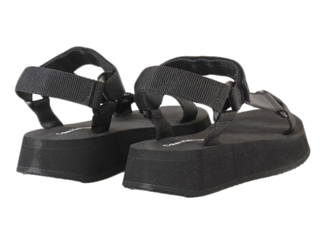 Sandalia de plataforma color negro con correas de velcro y suela gruesa.