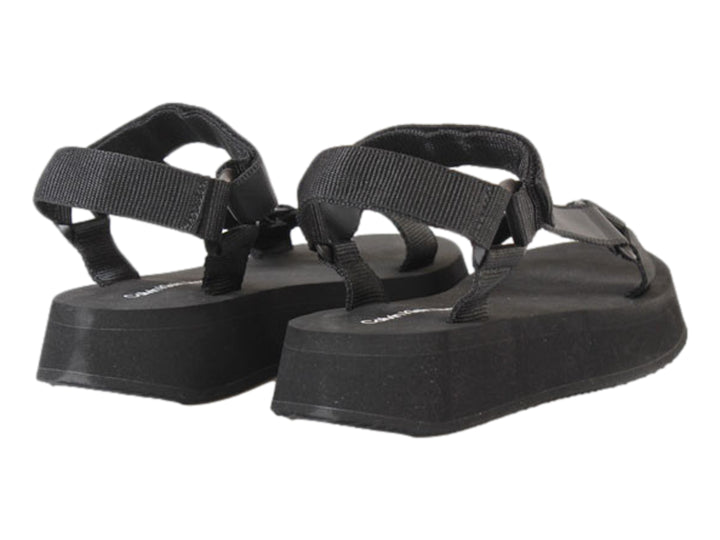 Sandalia de plataforma color negro con correas de velcro y suela gruesa.