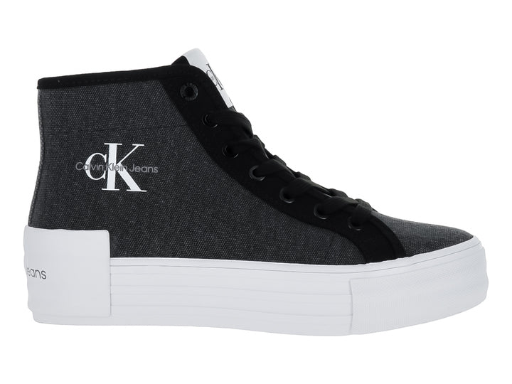 Tenis Calvin Klein de corte medio en color negro con suela blanca ancha y logotipo blanco lateral.