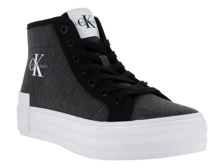 Tenis Calvin Klein de corte medio en color negro con suela blanca ancha y logotipo blanco lateral.