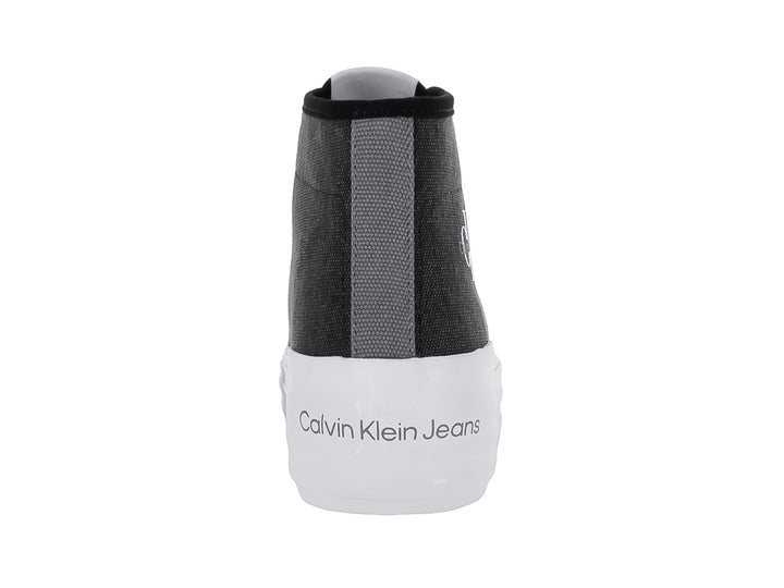 Tenis Calvin Klein de corte medio en color negro con suela blanca ancha y logotipo blanco lateral.