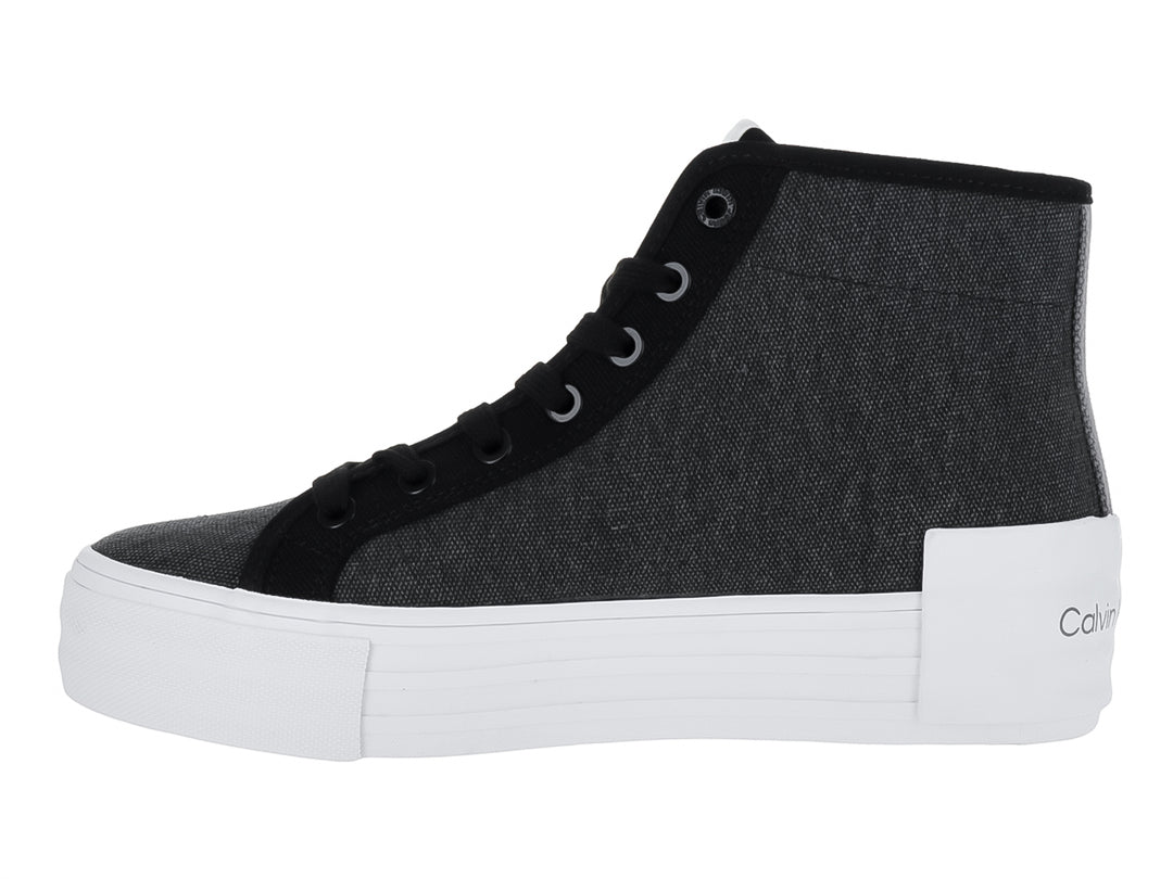 Tenis Calvin Klein de corte medio en color negro con suela blanca ancha y logotipo blanco lateral.