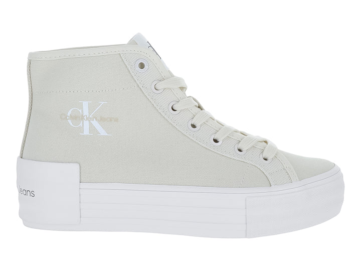 Tenis de bota Calvin Klein color blanco crema con suela de plataforma blanca.