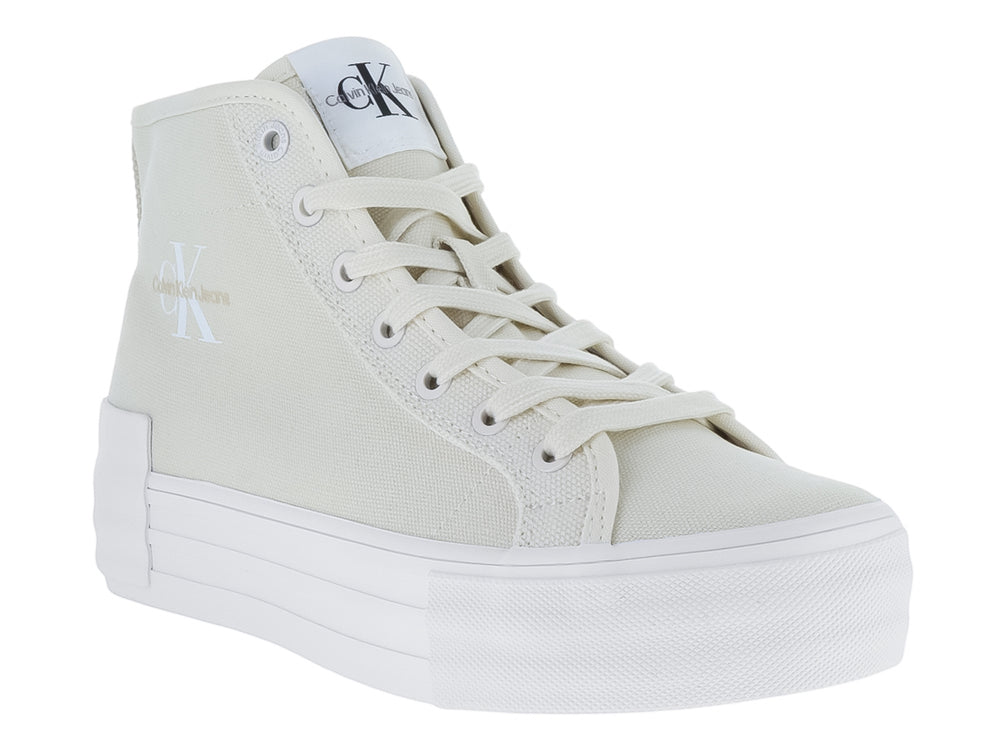 Tenis de bota Calvin Klein color blanco crema con suela de plataforma blanca.