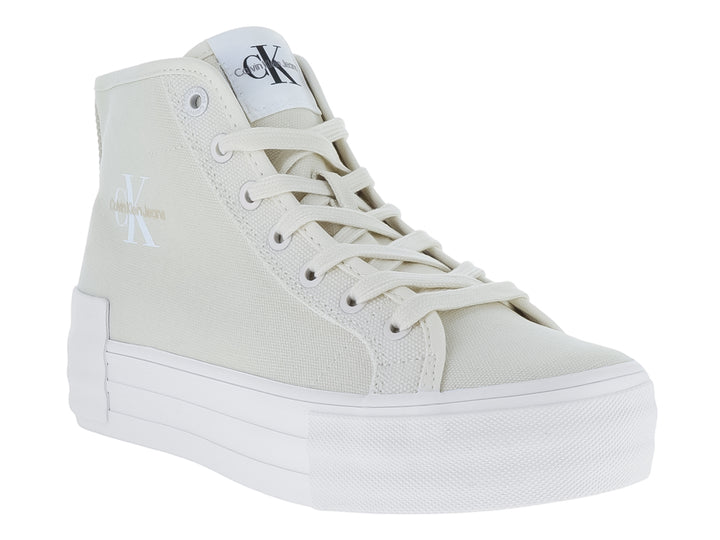 Tenis de bota Calvin Klein color blanco crema con suela de plataforma blanca.