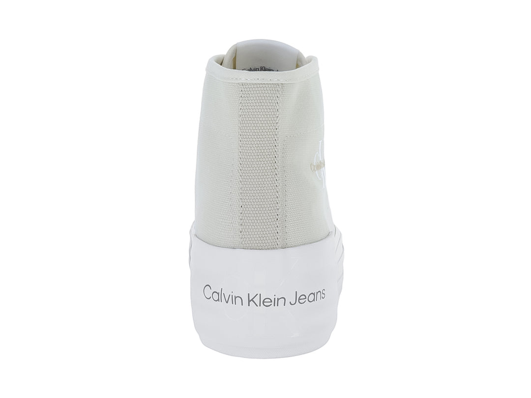 Tenis de bota Calvin Klein color blanco crema con suela de plataforma blanca.
