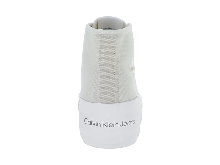 Tenis de bota Calvin Klein color blanco crema con suela de plataforma blanca.